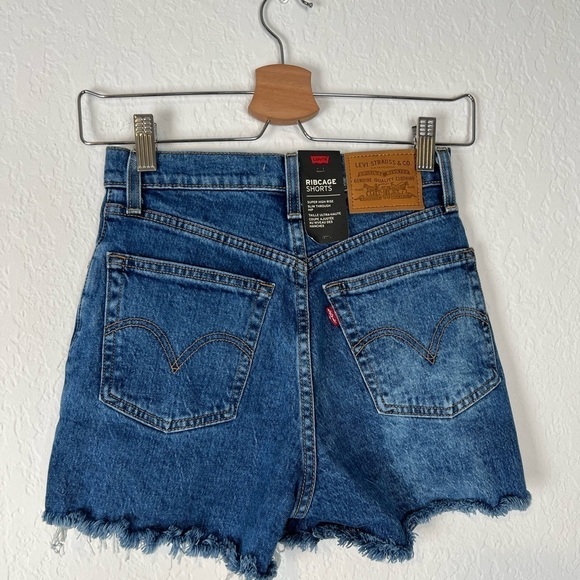 Levi’s Premium Ribcage Shorts - Picture 5 of 11